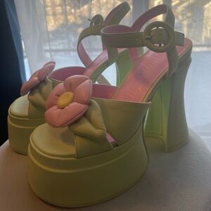 CAREFREE MUSE PLATFORM SANDALS - GREEN - Size 5